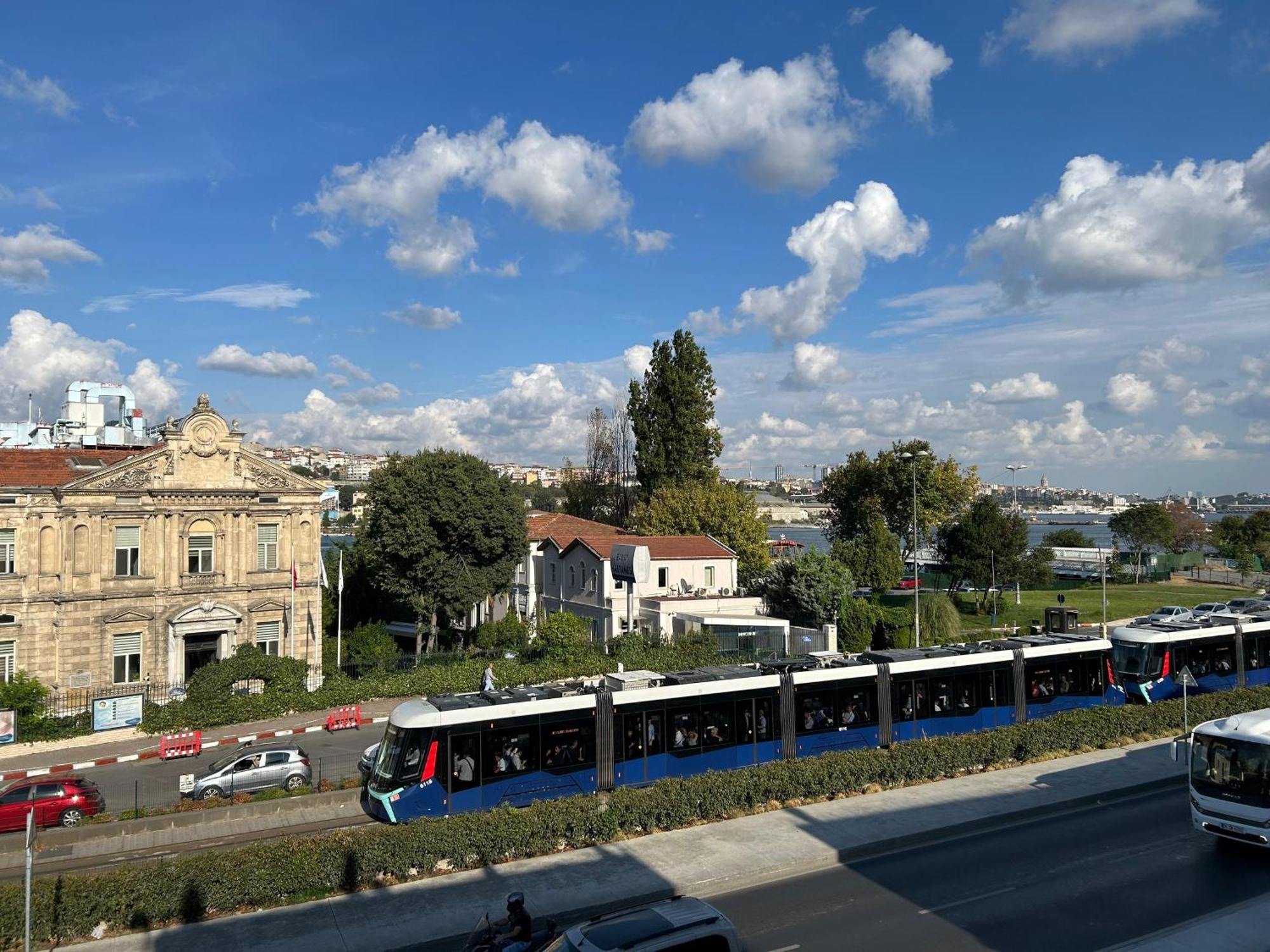 Waterfront Apartment By The Tram - Terrace With Dome & Golden Horn View In Fatih Истанбул Екстериор снимка
